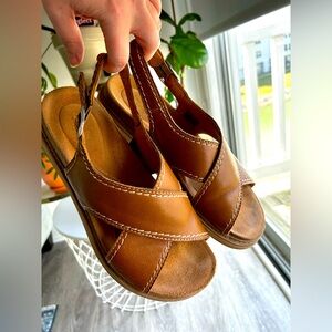 Clarks 9.5 women’s tan leather Arwell Sling sandals